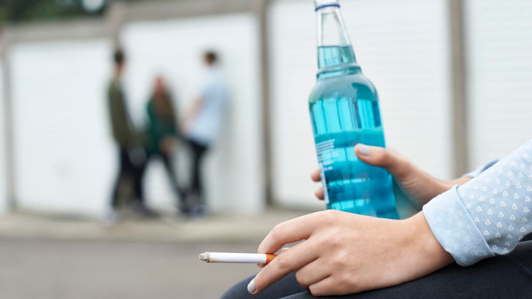 Problemet nga duhanpirja dhe alkooli në adoleshencë