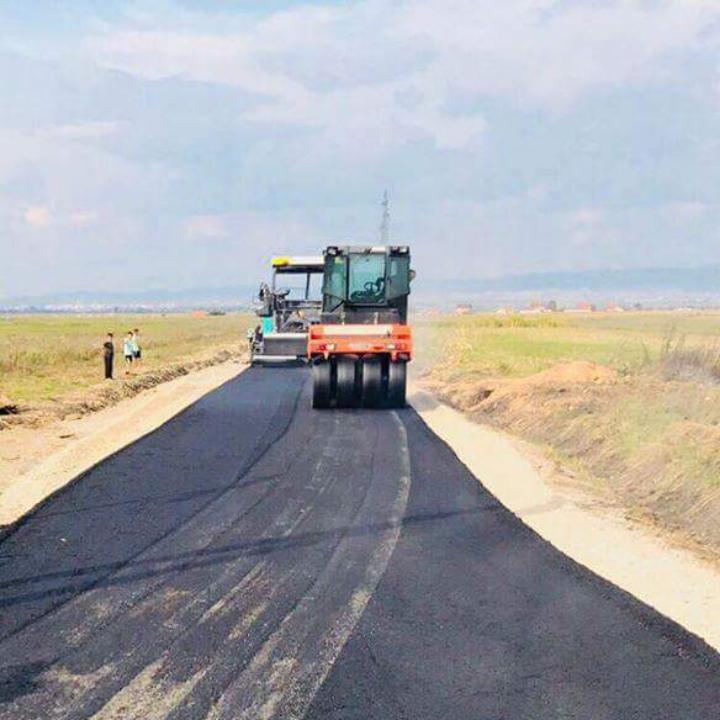 Asfaltohet rruga që lidh dy fshatra të Lipjanit