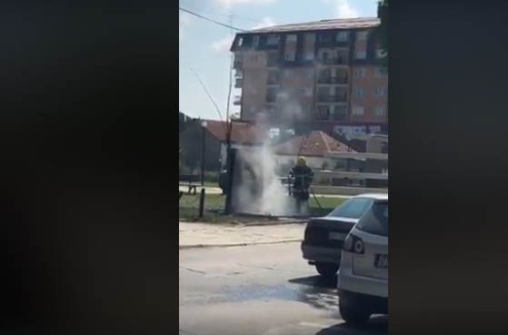 Zjarrfikësve në Lipjan u del punë me kontejnerin e ndezur (Video)