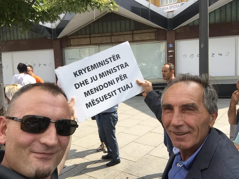 Mësimdhënësit e Lipjanit i bashkangjiten protestës (Foto)