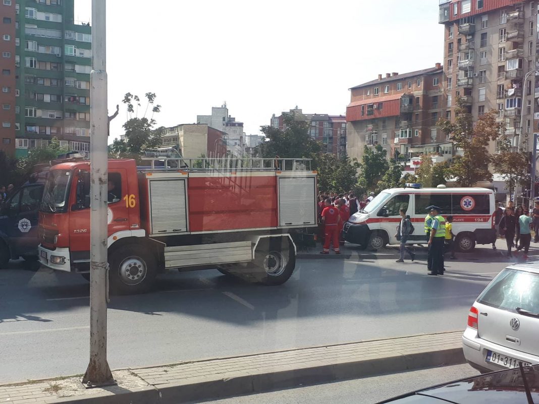 Zjarrfikësit dhe emergjenca lëshojnë alarmet