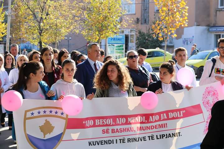 Komunarët i bashkohen marshit për vetëdijesim dhe ndërgjegjësimin kundër kancerit të gjirit