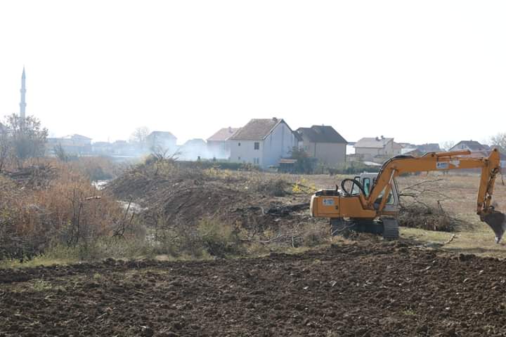 Fillojnë punimet për hapjen, zgjerimin dhe pastrimin e lumit në Banullë