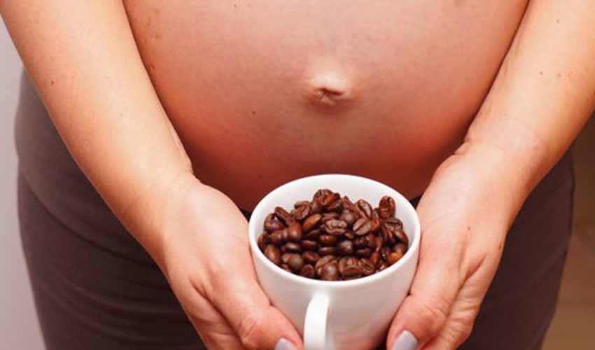 Kafeja në shtatzëni rrit rrezikun e mbipeshës tek fëmijët