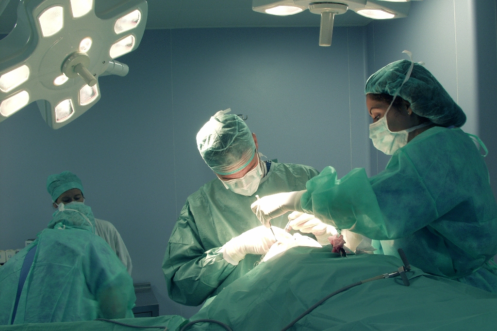 Pse kirurgët veshin uniforma me ngjyrë të gjelbër ose blu?