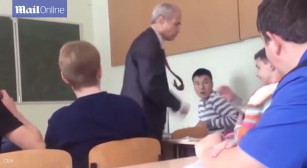 Nxënësi e rrahu mësuesin në Rusi, shikojeni reagimin e nxënësve të tjerë