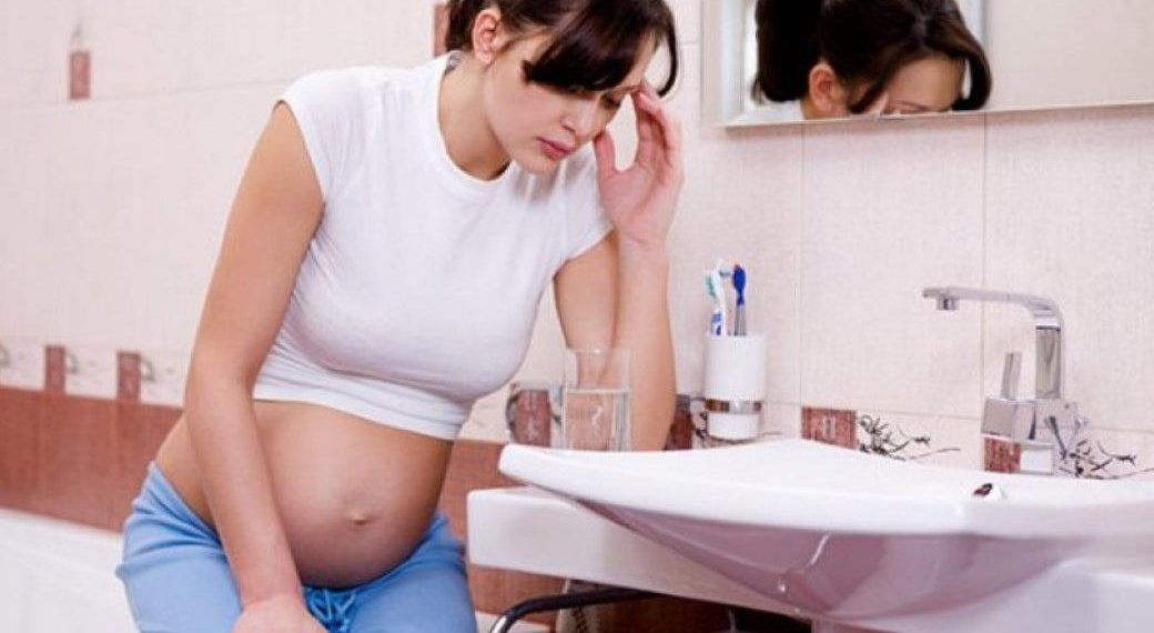 Nëse vjellni gjatë shtatzënësisë, ja çfarë i ndodh fëmijës suaj