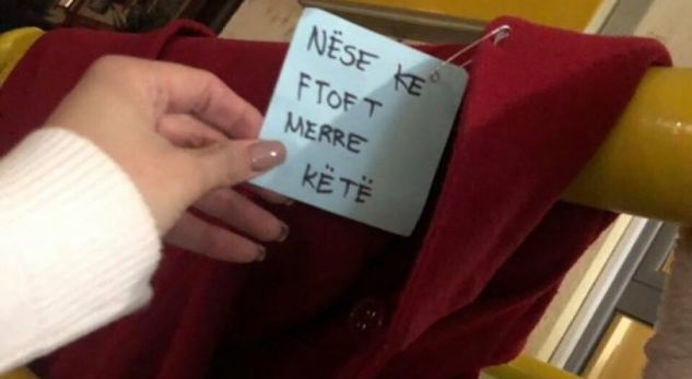 Në Kamenicë e Ferizaj, qytetarët veshin pemët me xhaketa për njerëzit në nevojë