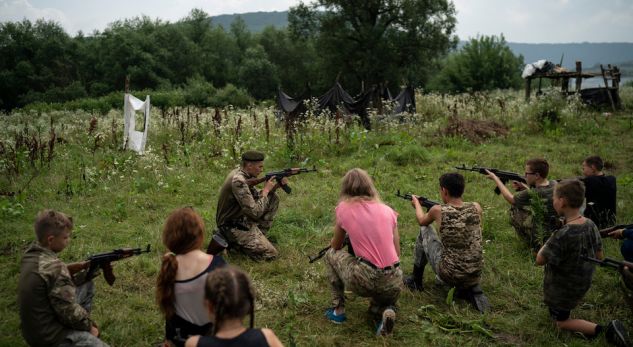 Në kampin ku fëmijët të vrasin për atdheun