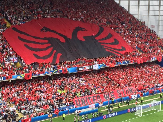 Tifozat ‘Kuq e Zi’ me foton e vitit: Adem Jashari në stadiumin e Crvena Zvezdes