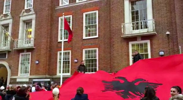 Festojnë shqiptarët e Londrës – Ngrihet flamuri kuqezi në Britaninë e Madhe