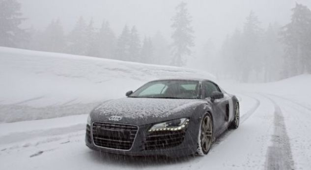 Bishë e vërtetë, shikoni çfarë bën në borë Audi R8