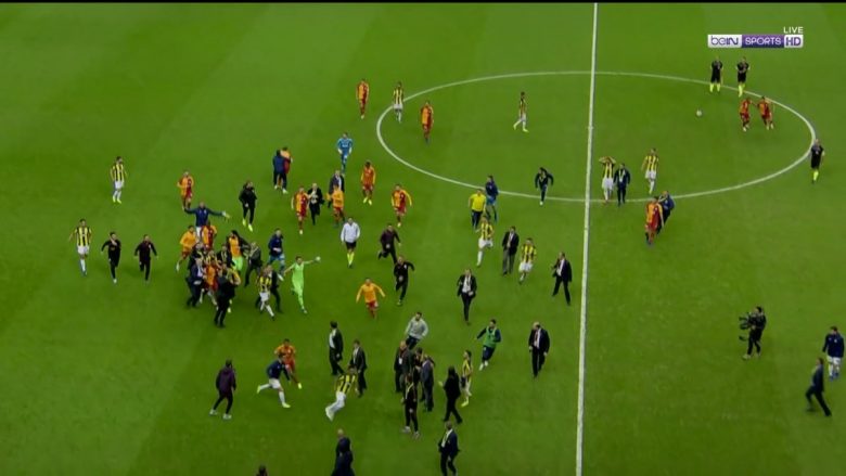 Dhunë në derbin e madh turk Galatasaray – Fenerbahce (VIDEO)