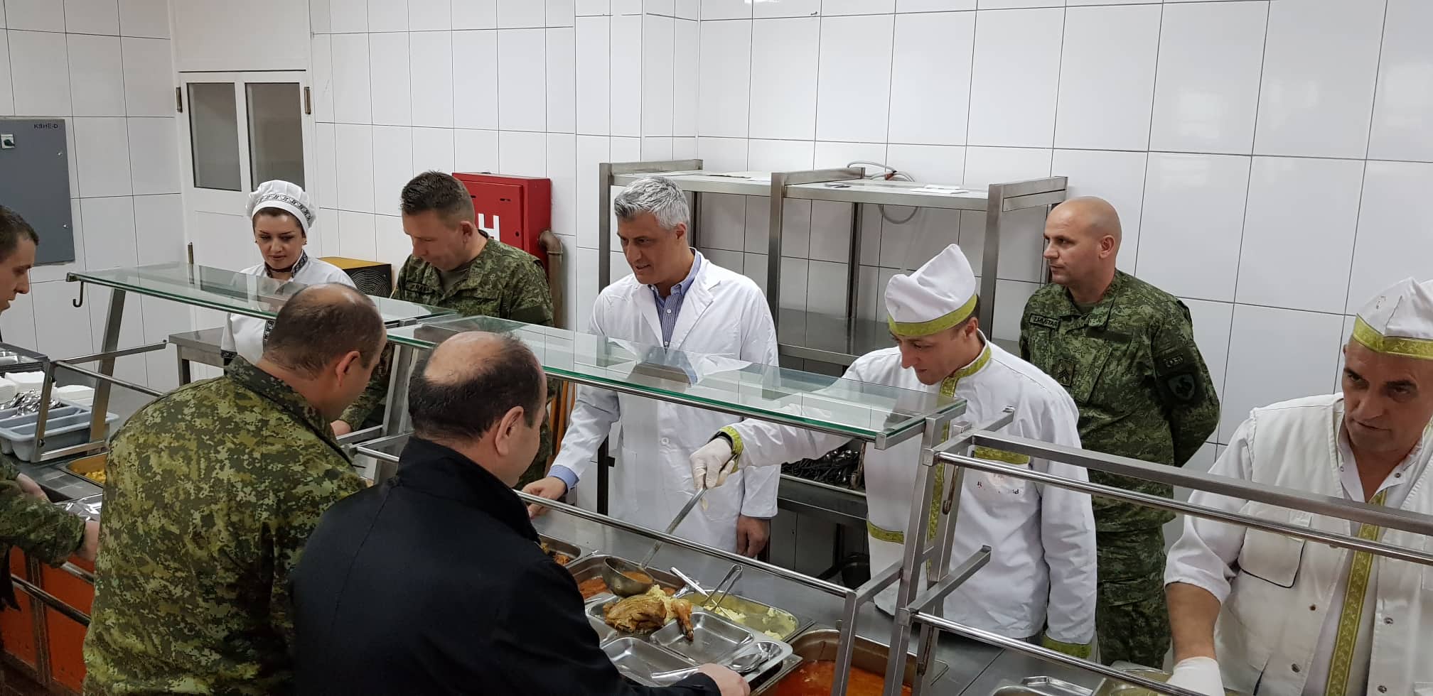 Presidenti Thaçi iu shërben ushqim ushtarëve të FSK-së (FOTO)