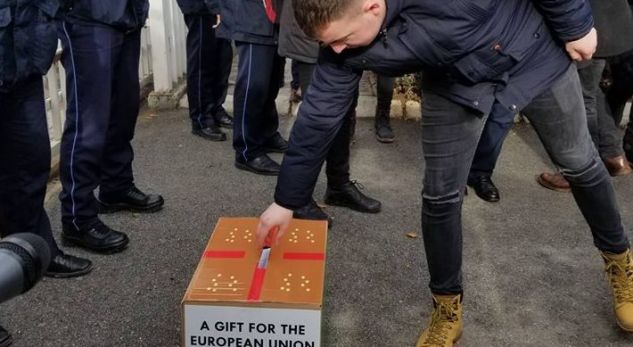 Studentët protestues kanë një “dhuratë” për BE’në
