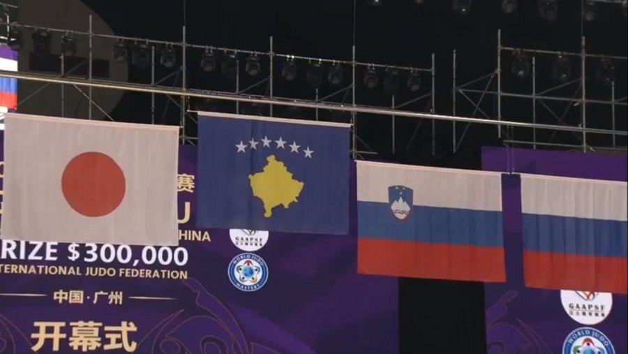 Krasniqi e Gjakova bëjnë që flamuri i Kosovës të lartësohet te kundërshtari i madh i pavarësisë