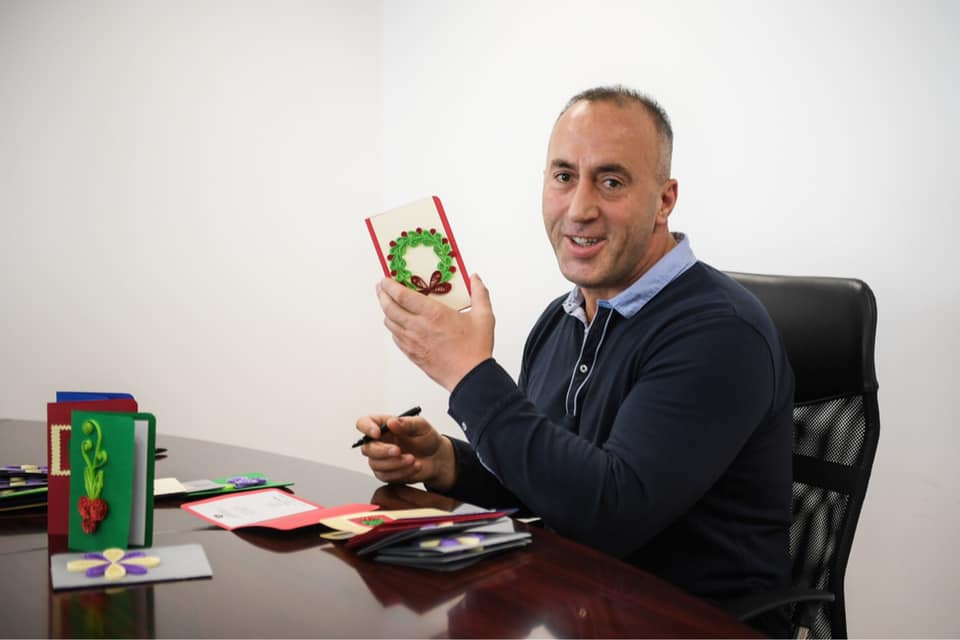 Kryeministri Haradinaj zgjedh kartolinat unike të punuara nga fëmijët me Down Syndrome