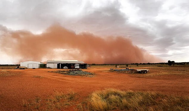 Stuhi rëre në Australi, qyteza merr ngjyrën e kuqe (Foto/Video)