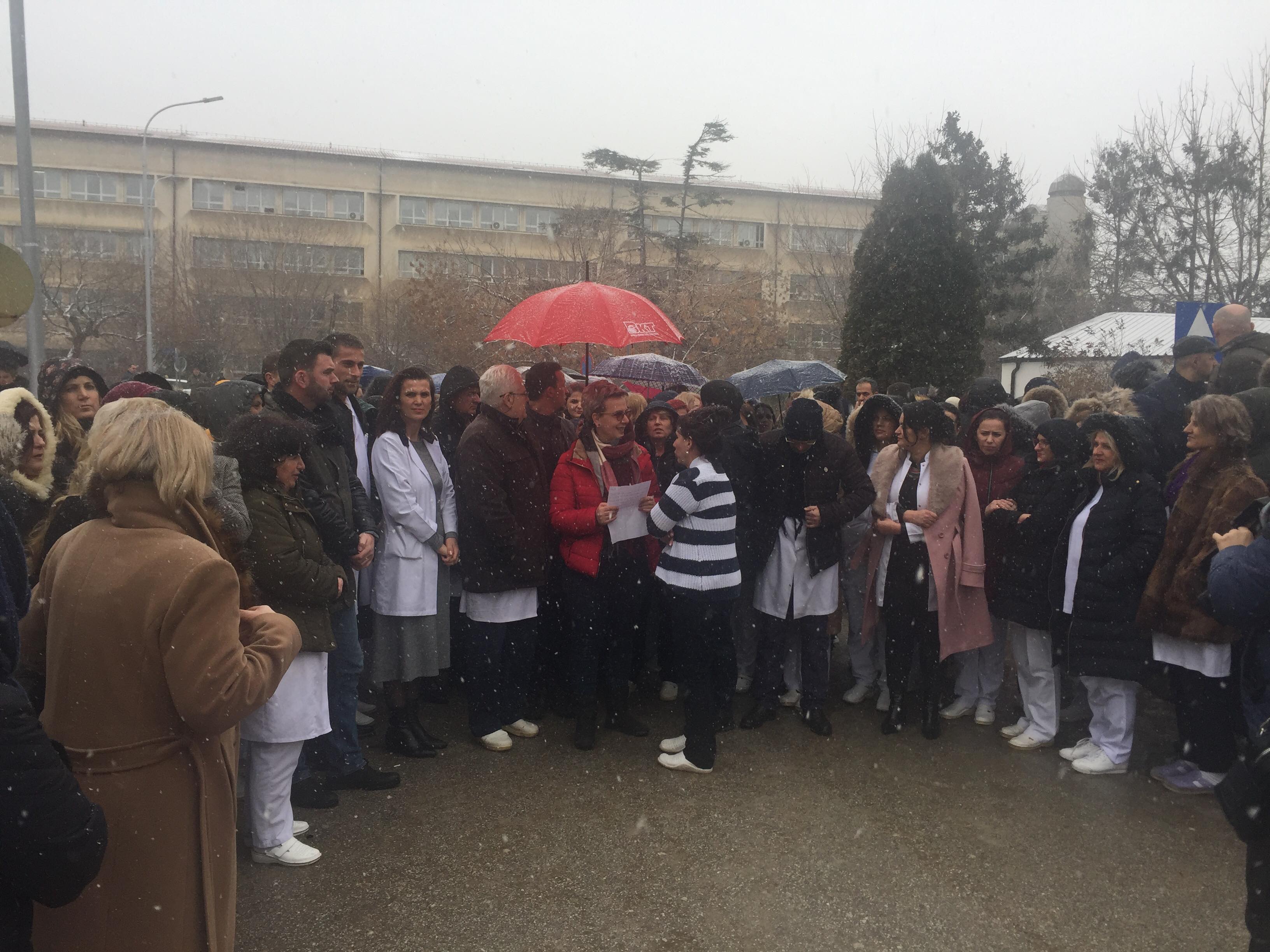 Infermierët e QKUK-së protestojnë për rroga – FOTO