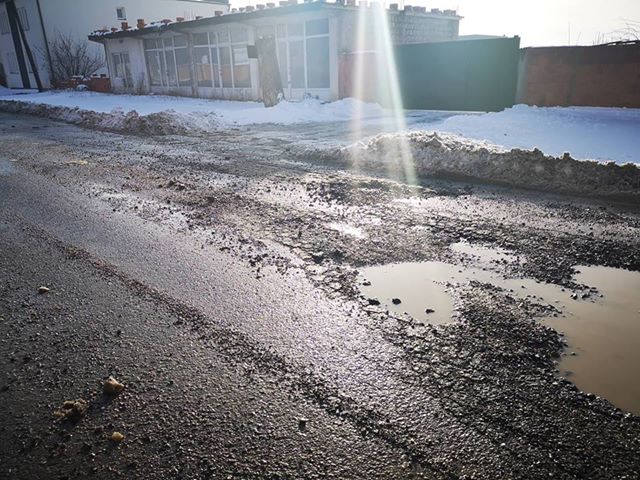 Dëmtohet rruga Lipjan-Magure e asfaltuar muajin e kaluar (Foto)