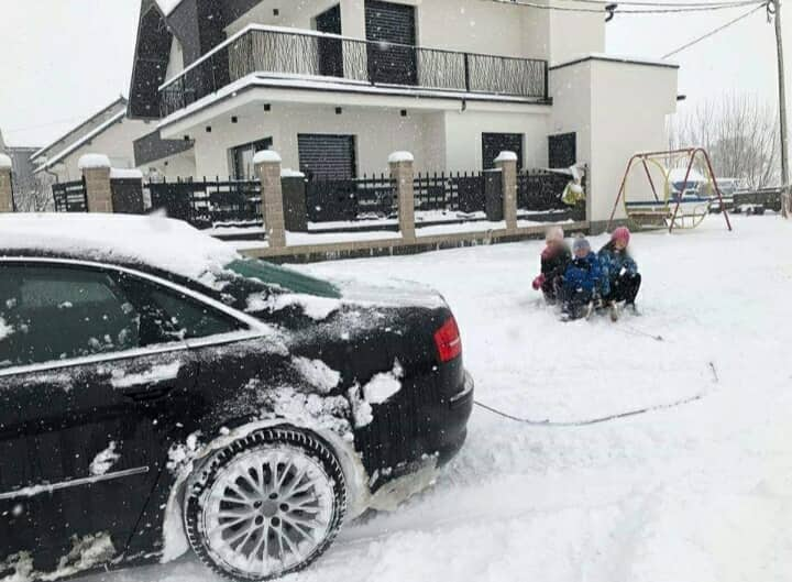 Lipjanasi me veturë tërheq sajat, fëmijët kënaqen në ditët me borë!