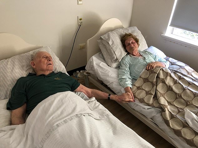 70 vjet të martuar, të moshuarit vdesin me dorë shtrënguar në spital