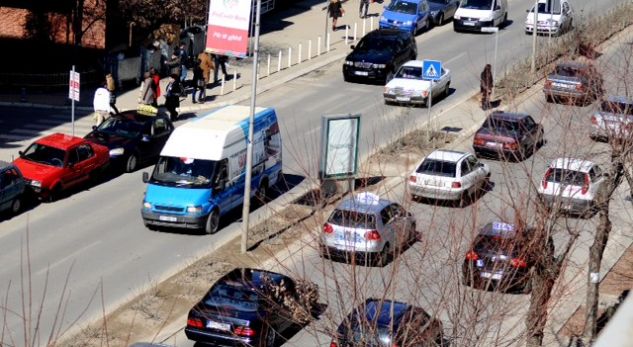 Vendimi i Ministrisë: Prej 1 shkurtit, veturat në Kosovë duhet të plotësojnë edhe një kusht