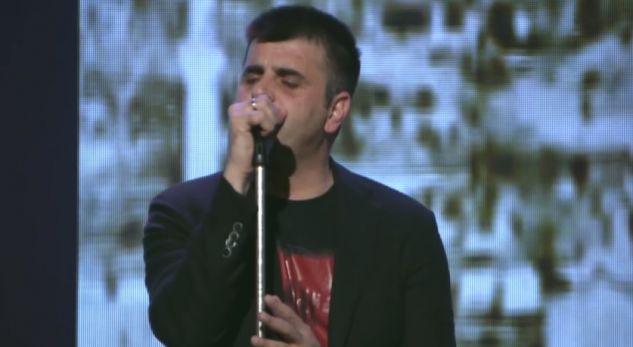 Video e rrallë: Vullnet Sefaja junior këndoi shqip dhe me veshje kombëtare midis Serbisë