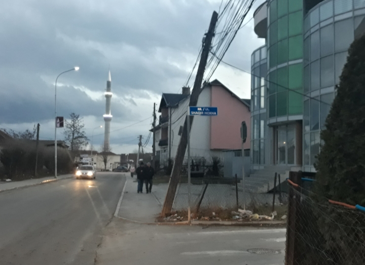Destabilizohet moti në Lipjan, shtylla elektrike lëkundet nga era (Foto)