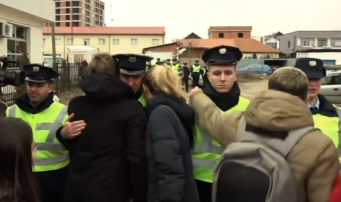 Policët qajnë në protestën e mbajtur në Drenas