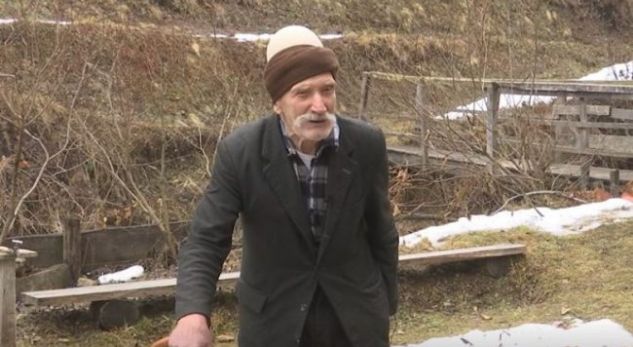 90 vjeçari që refuzon ta braktis fshatin pavarësisht se familja i është larguar