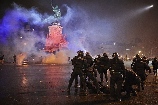 Granata ndaj protestuesve në Paris, njërit i këputet dora