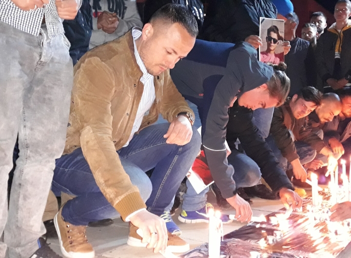 Asambleisti Tasholli ndezë qirinj në kujtim të tre viktimave të djeshme