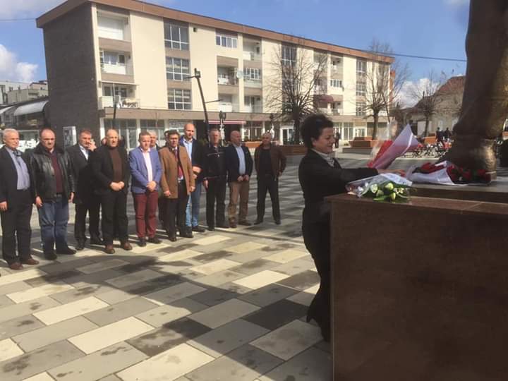 PDK e Lipjanit bëjnë homazhe te shtatorja e Adem Jasharit dhe në Kompleksin Memorial në Kleçkë