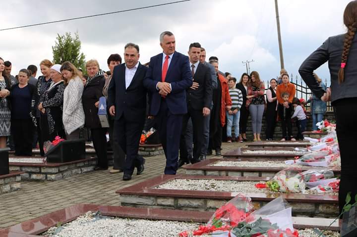 Kryetari Ahmeti nderon martirët e fshatrave Ribar i Vogël dhe Blinajë