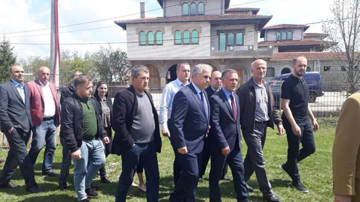 AAK e Lipjanit bënë homazhe në kompleksin memorial të Martirëve në fshatin Hallaq i Vogël