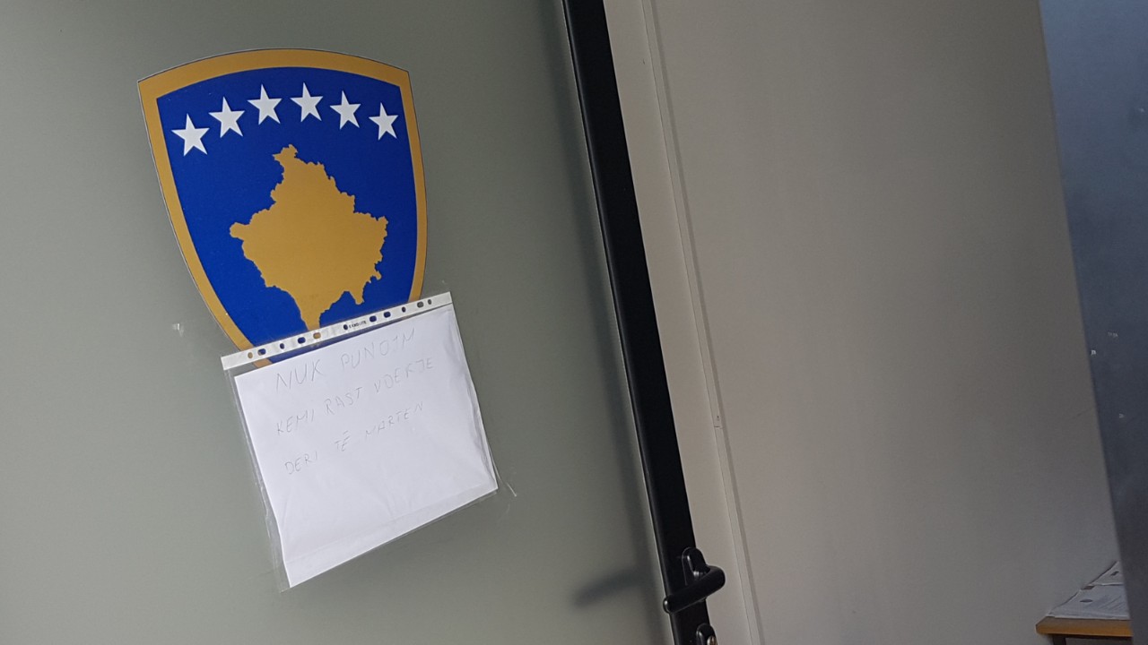 Zyra e Pensioneve në Lipjan në hyrje vendos mbishkrimin “Nuk punojmë, kemi rast vdekje”