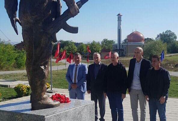Kryetari Ahmeti bënë homazhe pran shtatores së Heroit të Kombit Arsim Zeqiri