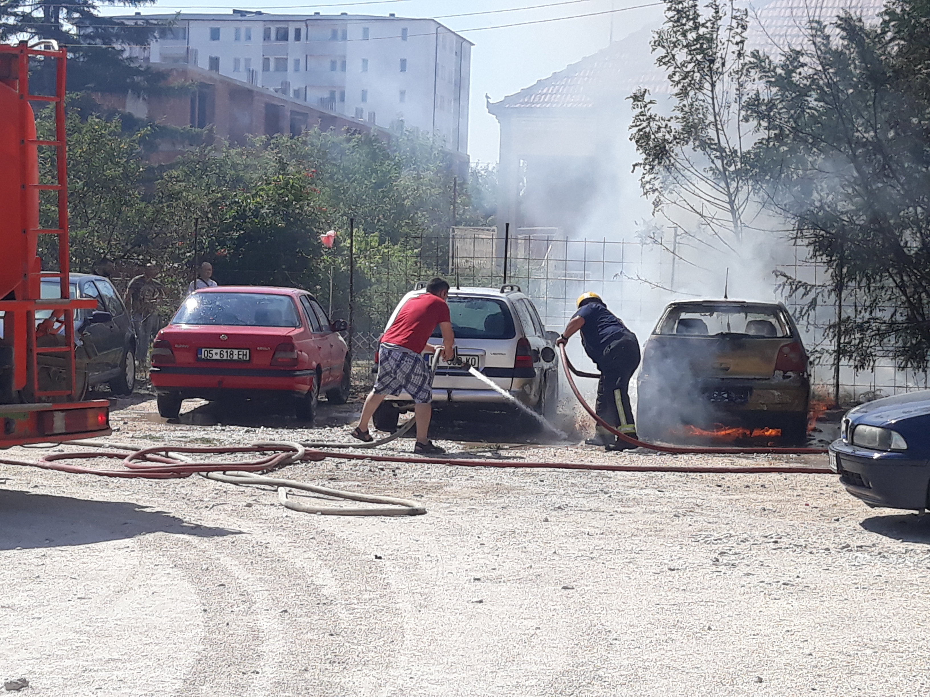 Flaka përfshinë dy vetura në Lipjan, qytetari rrezikon jetën për ta shuar zjarrin (Video-Foto)