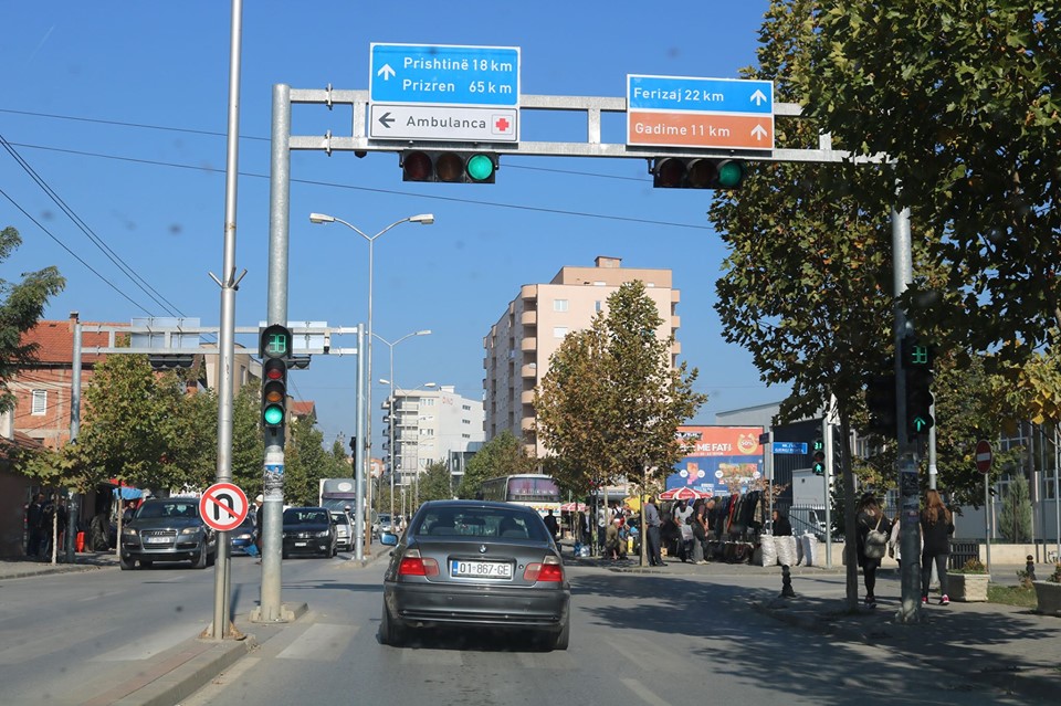 Rrugët në qytetin e Lipjanit kanë marr pamje tjetër, me vendosjen shenjave ndriçuese dhe atyre sinjalizuese