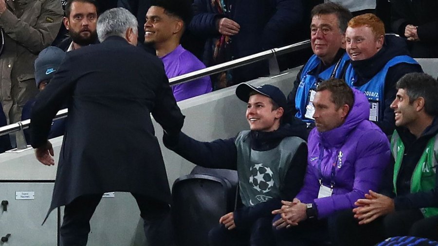 Mbledhësi i topave e quan moment jetësor përqafimin nga Mourinho