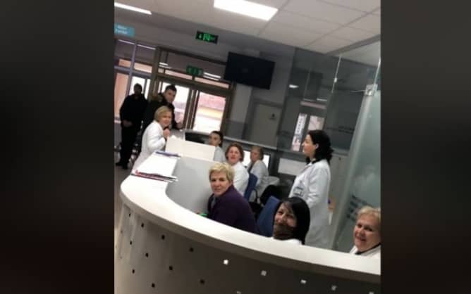 Mjekët e infermierët zgjasin kohën e pauzës në Lipjan, qytetari i incizon
