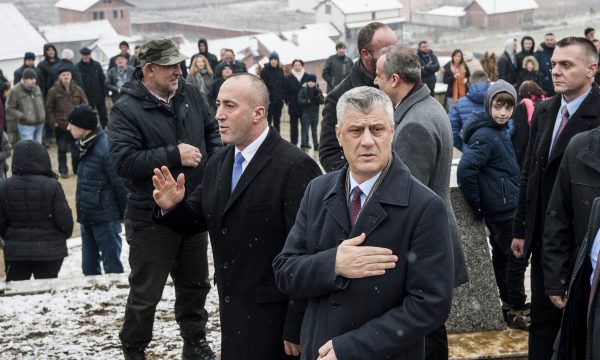 Si u bënë bashkë Thaci e Haradinaj në bisedimet për linjën ajrore