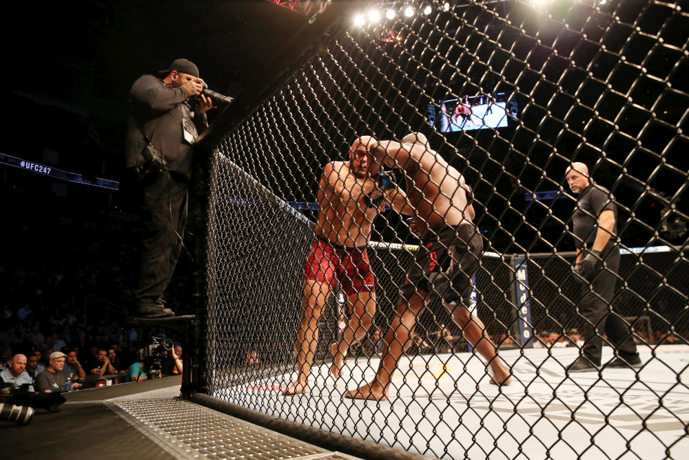 Humbja e parë e Ilir Latifit në kategorinë e rëndë të UFC (VIDEO)