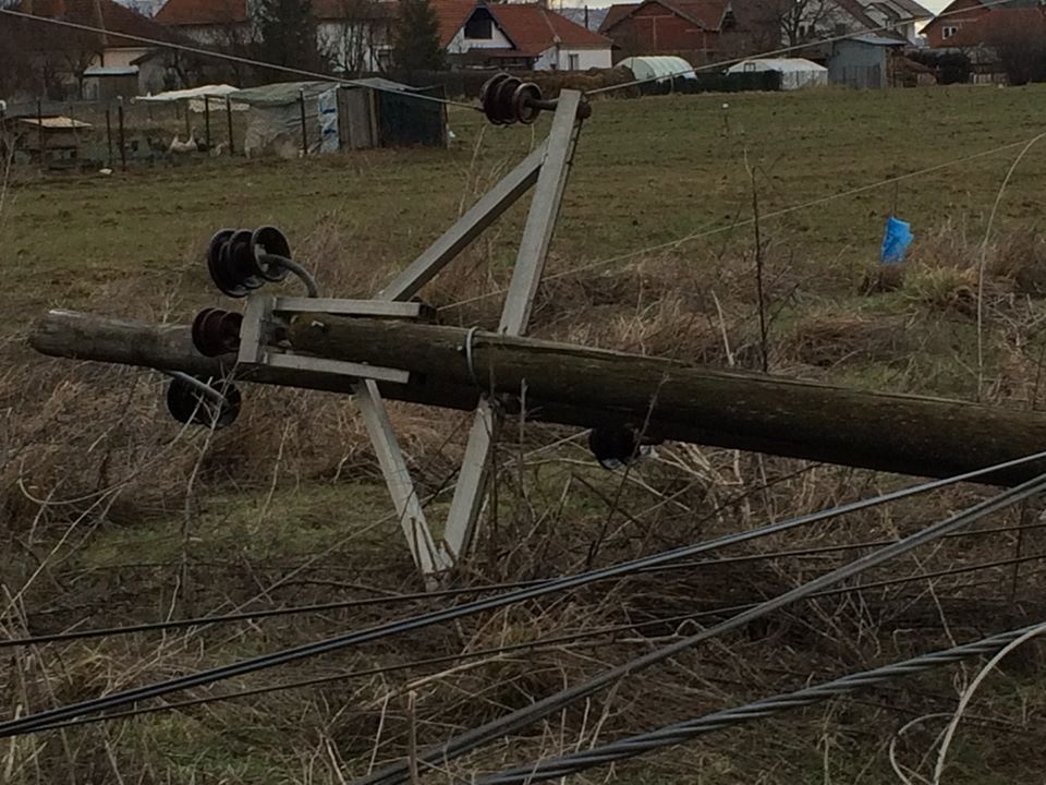 Në Lipjan era rrëzon shtyllën elektrike