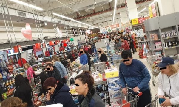 Dalin pamjet, supermarketet në Tiranë “pushtohen” nga njerëzit