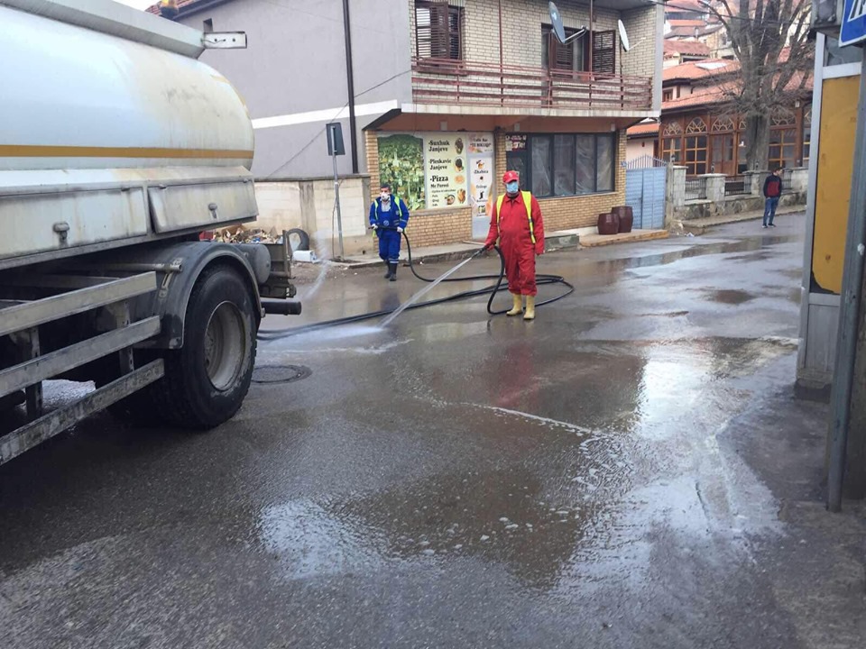 Komuna e Lipjanit ka bërë pastrimin me dezinfektues të gjitha rrugëve dhe rrugicave në fshatin Janjevë.