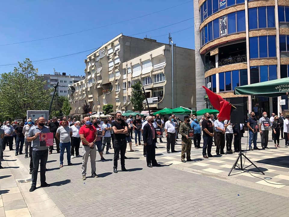 Veteranët protestojnë kundër Speciales në sheshin ”Adem Jashari” në Lipjan