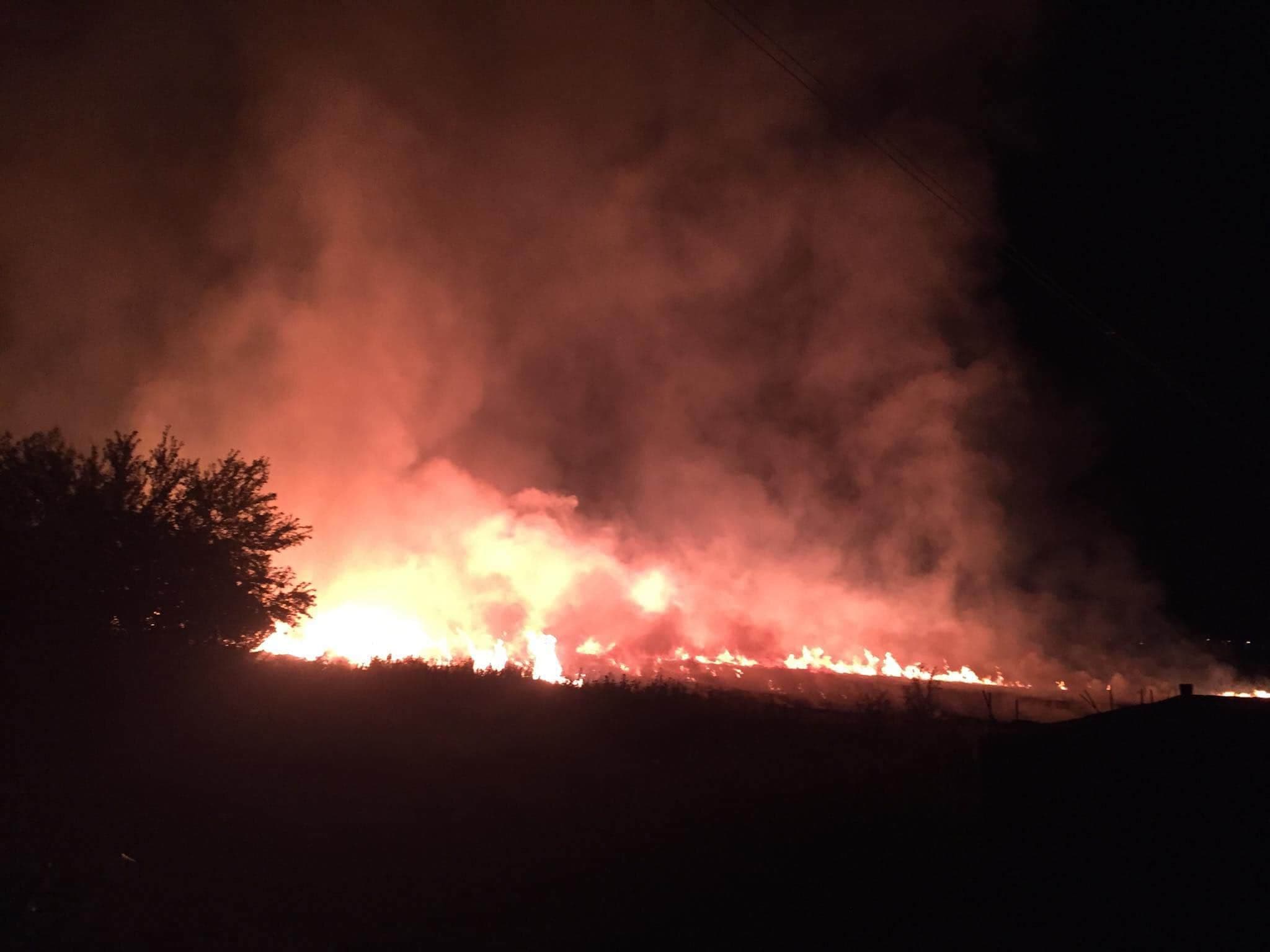 Zjarri përfshinë fshatin Qallapek të Lipjanit
