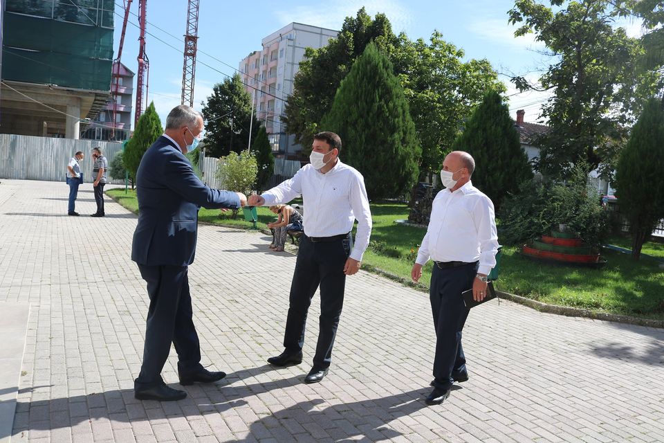 Kryetari Ahmeti ka pritur në takim ministrin Likaj, diskutuan për fillimin e vitit të ri shkollor 2020/21